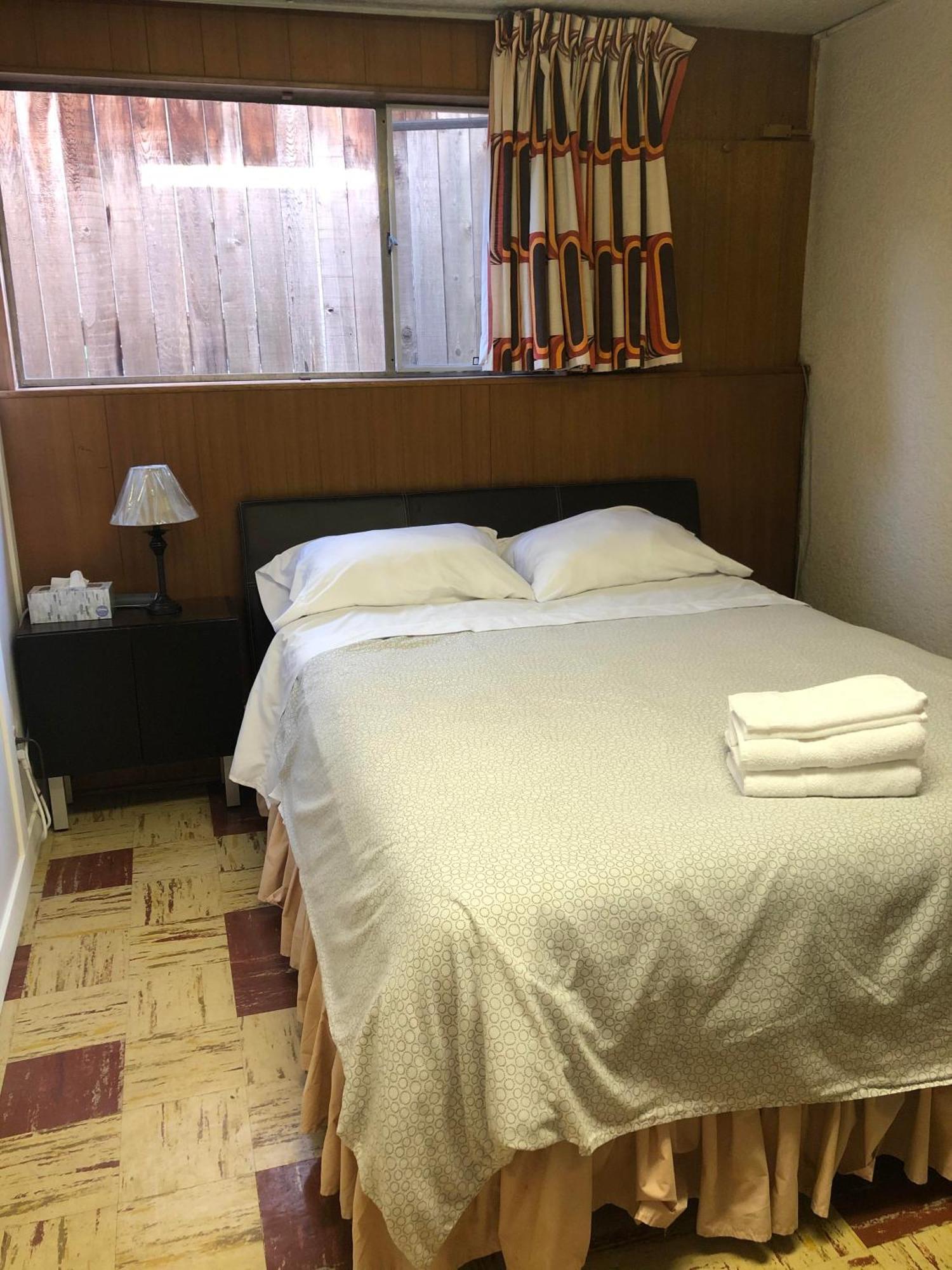 Comfort Cottage Guest House Near Subway Station, Bus And Downtown バンクーバー エクステリア 写真